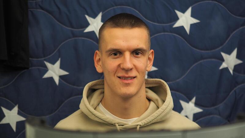 Florian Dietz aus Strahlungen ist der erste Fu&szlig;ball-Profi im Sternenzelt-Studio von &bdquo;Du Holz&ldquo;.