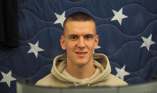 Florian Dietz aus Strahlungen ist der erste Fu&szlig;ball-Profi im Sternenzelt-Studio von &bdquo;Du Holz&ldquo;.