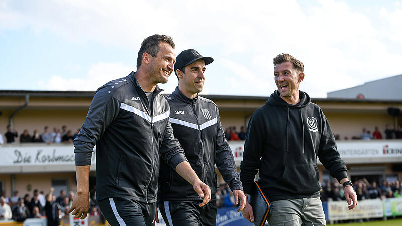 Relegation zur Landesliga: Der FC Sand (wei&szlig;e Trikots) entschied das Derby gegen die DJK Dampfach vor knapp 1800 Zuschauern mit 1:0 f&uuml;r sich.