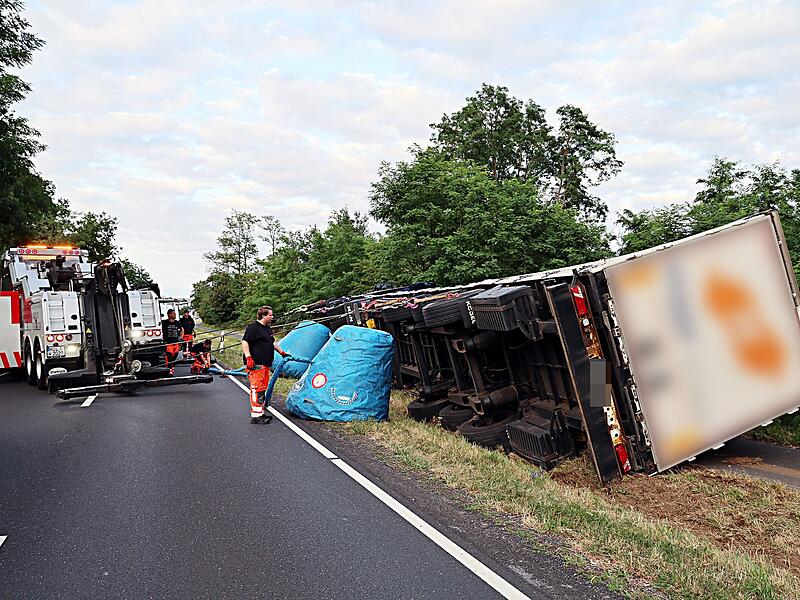 Biene sticht Fahrer - Lkw kippt auf Radweg