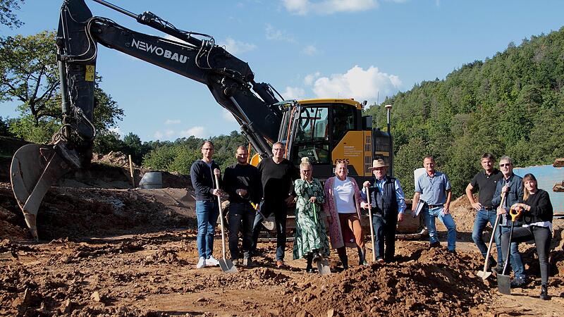 Beim symbolischen Spatenstich f&uuml;r das neue Baugebiet &bdquo;Brunnwiese II&ldquo; (von links) Mathias Stretz (Bauverwaltung VG Ebelsbach), Henry Neubauer (Bauleiter Newo-Bau Dampfach), Robert Hammerand (KFB), Antonia Riedlmeier (Newo-Bau), Zweiter B&uuml;rgermeist...