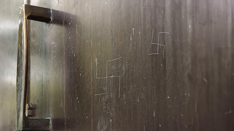 Diese beiden Hakenkreuze und der Code 88, der f&uuml;r Heil Hitler steht, wurden in die T&uuml;r zur Pfarrgemeinde Johanneskirche in Coburg-West eingeritzt.