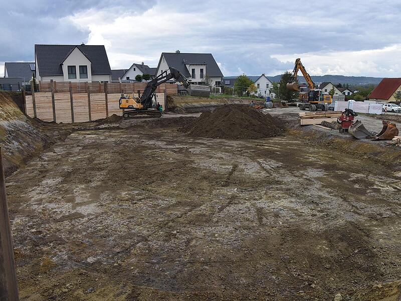 Innerhalb einer Woche wurden 5000 Kubikmeter Aushub von diesem Platz an der Babenberger Straße in Knetzgau bewegt, um Platz für den Neubau einer Kindertagesstätte zu machen.