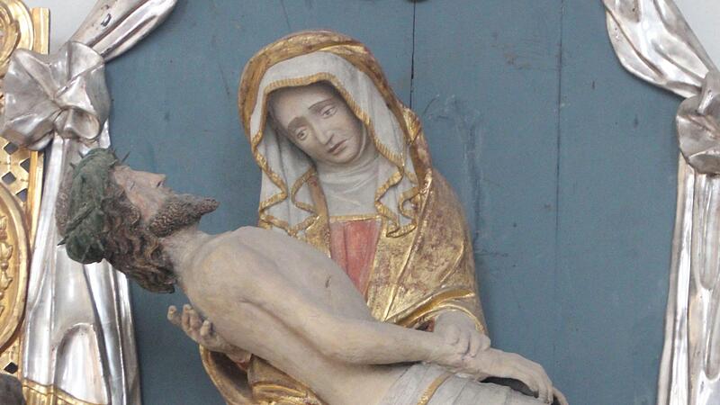 Diese Mariendarstellung ist zu finden in der Marienkapelle am Eberner Friedhof. Ein unscheinbares Bauwerk, das innere Qualit&auml;ten offenbart.