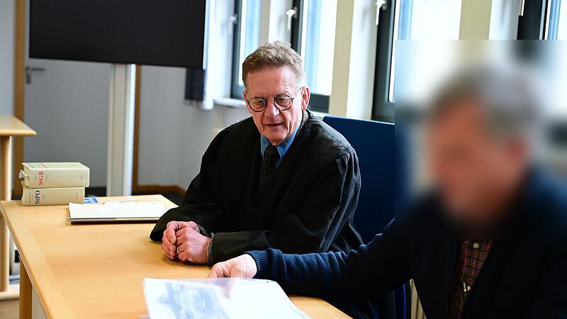 Amtsgericht Bamberg Kompostieranlage Stegaurach Frau mit Auto angefahren Rechtsanwalt Marc Rimkus aus Bamberg und der Angeklagte kurz vor Prozessbeginn