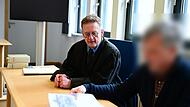 Rechtsanwalt Marc Rimkus aus Bamberg und der Angeklagte kurz vor Prozessbeginn