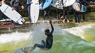 Surfer auf der Eisbachwelle