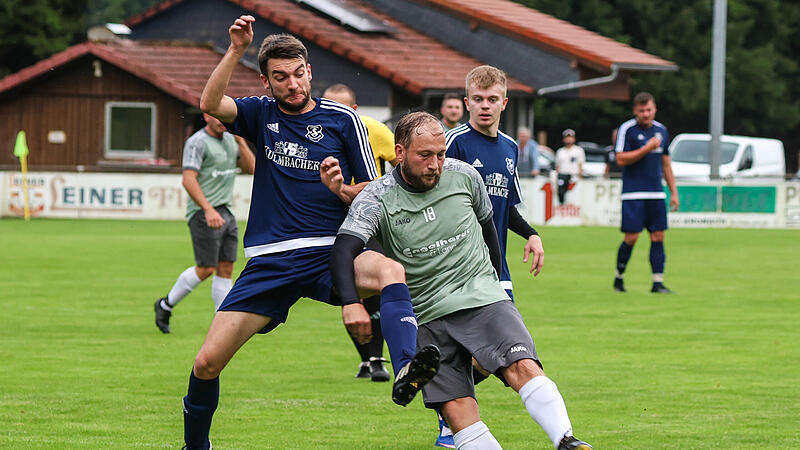 Der Giftinger Spielertrainer Andreas Böhnlein (rechts, im Spiel gegen Wilhelmsthal) traf gegen Johannisthal dreimal. Der Giftinger Spielertrainer Andreas Böhnlein (rechts, im Spiel gegen Wilhelmsthal) traf gegen Johannisthal dreimal.