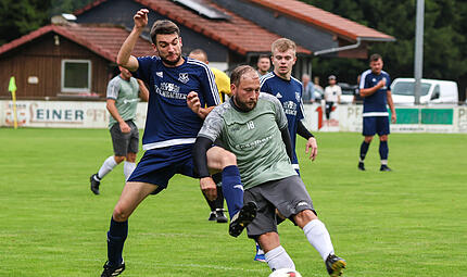 Der Giftinger Spielertrainer Andreas B&ouml;hnlein (rechts, im Spiel gegen Wilhelmsthal) traf gegen Johannisthal dreimal.