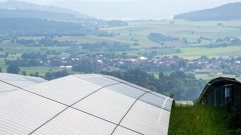 Die Firma Solargrün GmbH aus Saulheim (Rheinland-Pfalz) will im Bereich Rannungen eine 37 Hektar große Freiflächen-Photovoltaikanlage entlang der Autobahn A71 errichten. Die Firma Solargrün GmbH aus Saulheim (Rheinland-Pfalz) will im Bereich Rannungen eine 37 Hektar große Freiflächen-Photovoltaikanlage entlang der Autobahn A71 errichten.