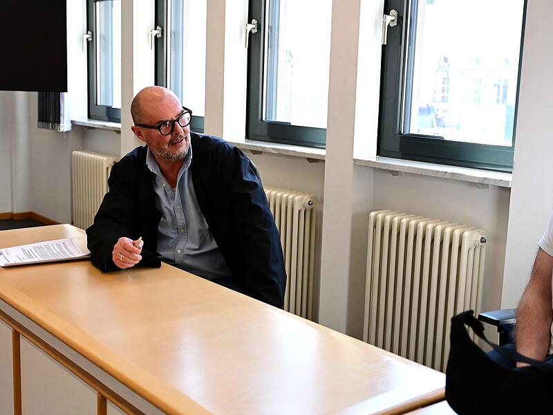 Rechtsanwalt Dieter Widmann aus Bamberg und der Angeklagte, der nicht fotografiert werden will