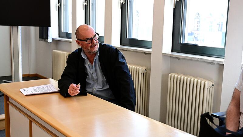 Amtsgericht Bamberg Dealer Marihuana Hallstadt Rechtsanwalt Dieter Widmann aus Bamberg und der Angeklagte, der nicht fotografiert werden will