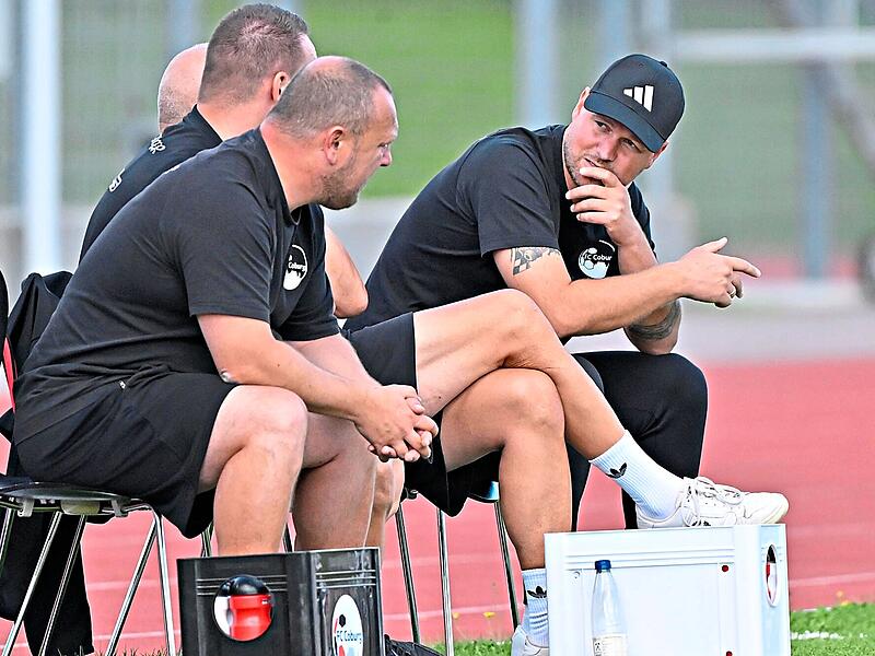 Coburg-Trainer Carl-Philipp Schiebel (rechts) und sein Trainerteam k&ouml;nnen mit der Leistung ihrer Mannschaft zufrieden sein. Dennoch sehen sie bei der jungen Truppe noch  Luft nach oben.