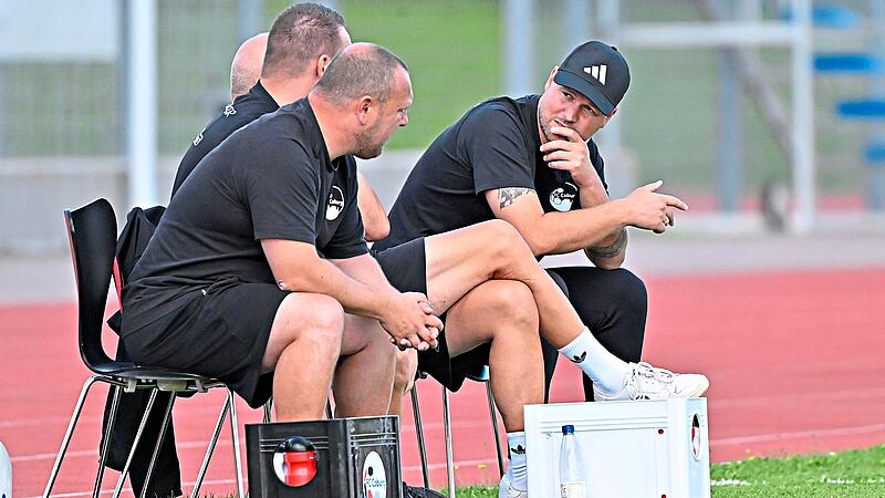 Coburg-Trainer Carl-Philipp Schiebel (rechts) und sein Trainerteam können mit der Leistung ihrer Mannschaft zufrieden sein. Dennoch sehen sie bei der jungen Truppe noch Luft nach oben. Coburg-Trainer Carl-Philipp Schiebel (rechts) und sein Trainerteam können mit der Leistung ihrer Mannschaft zufrieden sein. Dennoch sehen sie bei der jungen Truppe noch Luft nach oben.