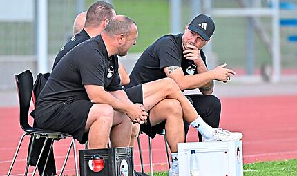 Coburg-Trainer Carl-Philipp Schiebel (rechts) und sein Trainerteam k&ouml;nnen mit der Leistung ihrer Mannschaft zufrieden sein. Dennoch sehen sie bei der jungen Truppe noch  Luft nach oben.