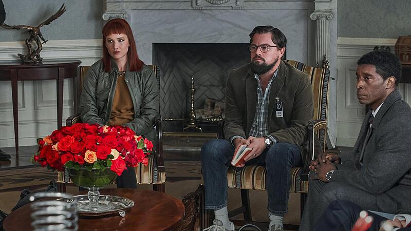 Kate Dibiasky (Jennifer Lawrence), Dr. Randall Mindy (Leonardo DiCaprio) und  Dr. Teddy Oglethorpe (Rob Morgan) im Weißen Haus