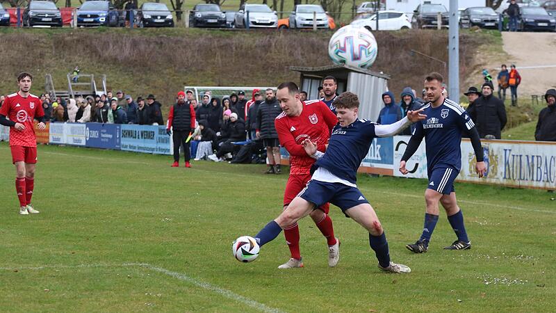 D&uuml;rrbrunns Spielertrainer Dominik Hofmann (li.) geht an der Sechzehnerkante in den Zweikampf mit Wichsensteins Youngster Tristan Herrmann.Forchheim & Fr&auml;nkische Schweiz