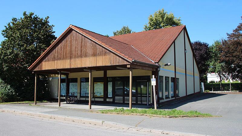 Im Zuge der Er&ouml;ffnung eines neuen Edeka-Markts im benachbarten Weidach wurde der kleine Edeka in Scheuerfeld vor Jahren geschlossen. Seitdem steht die Immobilie leer.