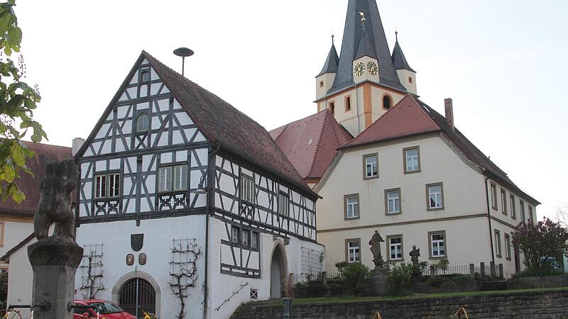 Im Dreiklang mit der Kirche das alte Rathaus (links) und daneben das ehemalige Pfarrhaus, das nun für den Kinderhort umgenutzt und umgebaut wird. Im Dreiklang mit der Kirche das alte Rathaus (links) und daneben das ehemalige Pfarrhaus, das nun für den Kinderhort umgenutzt und umgebaut wird.