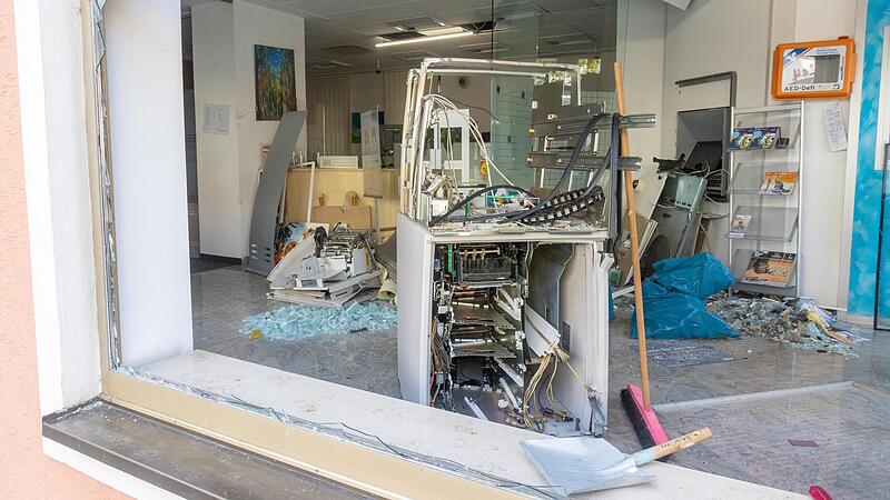 Einer der Tatorte in der Region: Im Oktober 2021 hatte ein lauter Knall die Anwohner am Marktplatz in Schlüsselfeld aus dem Schlaf gerissen. Die Täter hinterließen in der Bankfiliale eine Spur der Verwüstung.