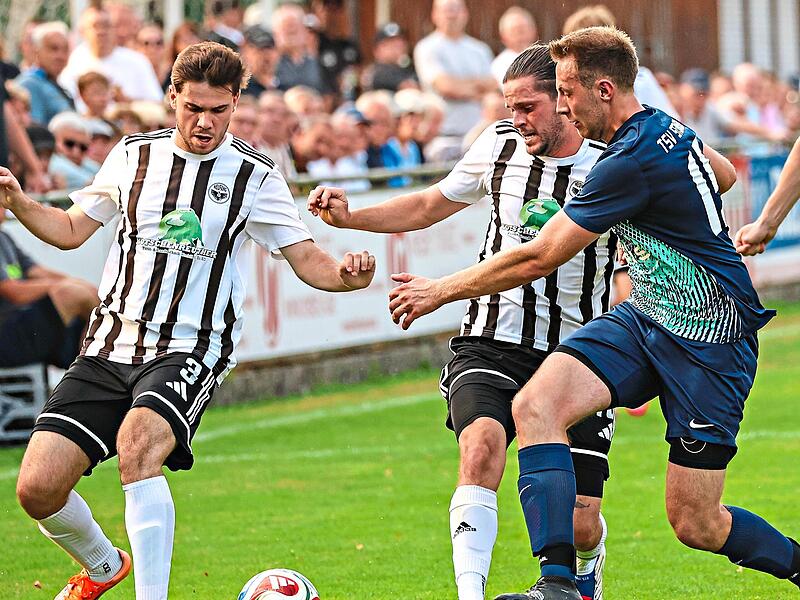 Die Neufanger Luca Ivascenko und Lukas Wich sichern den Ball gegen den Steinberger Felix Beitzinger. Heinrich Weiß Die Neufanger Luca Ivascenko und Lukas Wich sichern den Ball gegen den Steinberger Felix Beitzinger. Heinrich Weiß