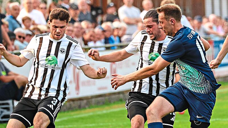 Die Neufanger Luca Ivascenko und Lukas Wich sichern den Ball gegen den Steinberger Felix Beitzinger. Heinrich Wei&szlig;