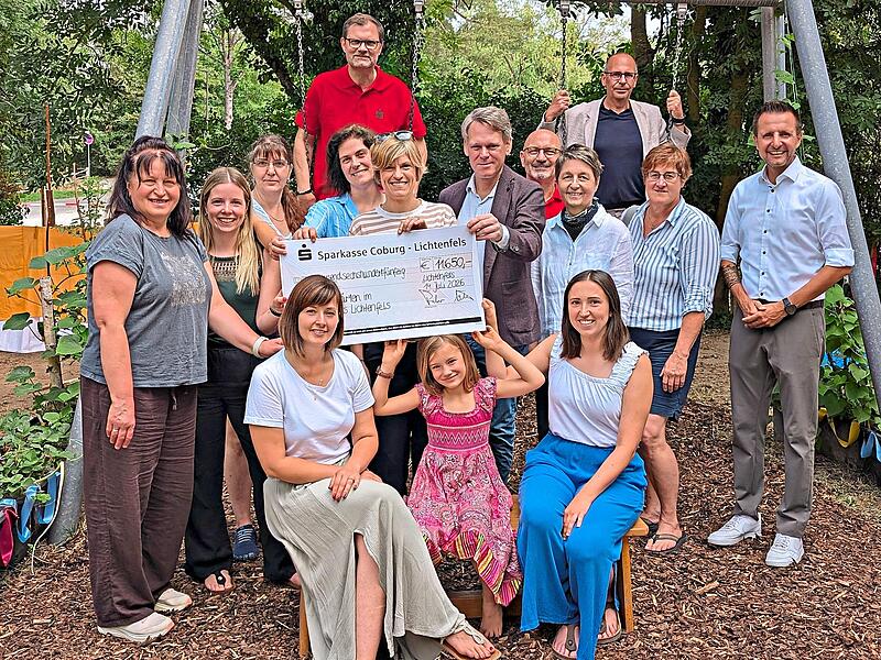 Spendenübergabe der Sparkasse Coburg-Lichtenfels an die Kindertagesstätten des Landkreises Lichtenfels. Anke Pompe Spendenübergabe der Sparkasse Coburg-Lichtenfels an die Kindertagesstätten des Landkreises Lichtenfels. Anke Pompe