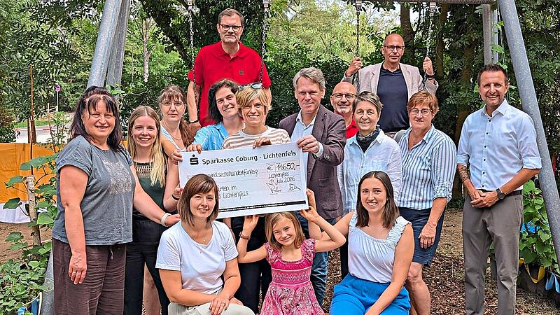 Spendenübergabe der Sparkasse Coburg-Lichtenfels an die Kindertagesstätten des Landkreises Lichtenfels. Anke Pompe Spendenübergabe der Sparkasse Coburg-Lichtenfels an die Kindertagesstätten des Landkreises Lichtenfels. Anke Pompe