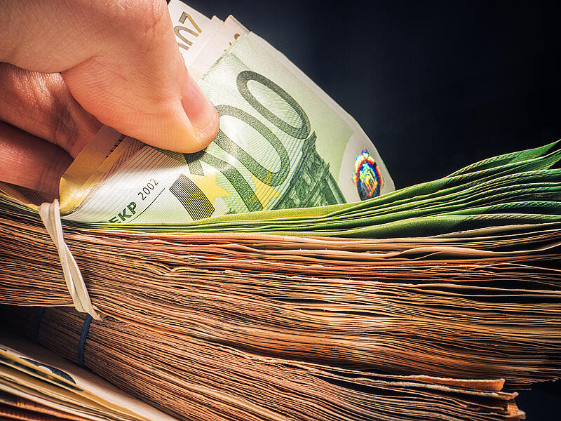 Fünfstelliger Geldbetrag bei Einbruch im Kreis Kulmbach gestohlen Lotto Gewinner Bayern Schwaben Millionen Euro Jackpot Lottoschein Spielschein Glück Annahmestelle Lotterie Gewinnzahlen Superzahl Multimillionär Familienvater Lotto 6aus49 Spielquittung Ziehung Hauptgewinn Einzelgewinn Lottoziehung Gewinnklasse Staatliche Lotterieverwaltung Glücksspiel Lotto-Glück Zentralgewinn Spielteilnehmer Gewinnsumme Rekordgewinn Lottogewinn Geldscheine Banknoten Euro-Scheine Bargeld Geld zählen Auszahlung Vermögen Reich Geldbündel Euros Währung