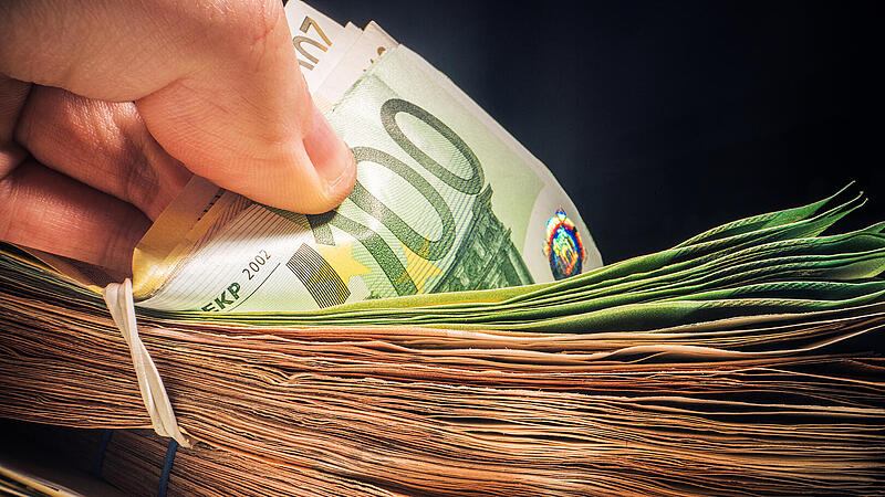 Lotto Gewinner Bayern Schwaben Millionen Euro Jackpot Lottoschein Spielschein Gl&uuml;ck Annahmestelle Lotterie Gewinnzahlen Superzahl Multimillion&auml;r Familienvater Lotto 6aus49 Spielquittung Ziehung Hauptgewinn Einzelgewinn Lottoziehung Gewinnklasse Staatliche Lotterieverwaltung Gl&uuml;cksspiel Lotto-Gl&uuml;ck Zentralgewinn Spielteilnehmer Gewinnsumme Rekordgewinn Lottogewinn Geldscheine Banknoten Euro-Scheine Bargeld Geld z&auml;hlen Auszahlung Verm&ouml;gen Reich Geldb&uuml;ndel Euros W&auml;hrung