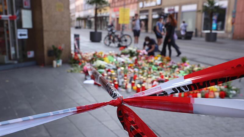 Nach der Bluttat am 25. Juni 2021 wurden zahlreiche Blumen am Tatort abgelegt.