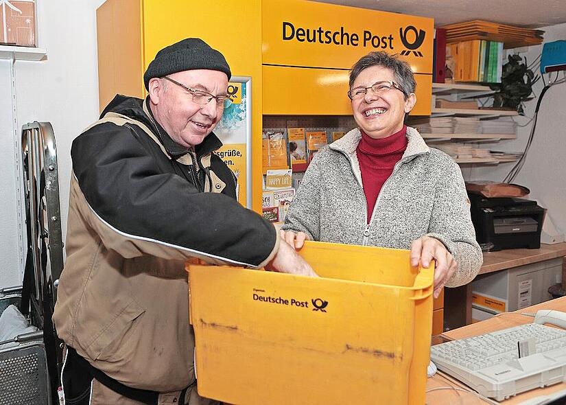 Er plaudert gerne mit den Kundinnen und Kunden, sie k&uuml;mmert sich meist ums Gesch&auml;ft: Franz Schumm und Monika Saal in der kleinen Poststation in Breiteng&uuml;&szlig;bach.