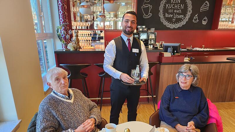 Golagha  Farhad Rostami hat im Burkardus Wohnpark Hotelfachmann gelernt und ist geblieben. "Die Arbeit mit Menschen macht mir gro&szlig;en Spa&szlig;."