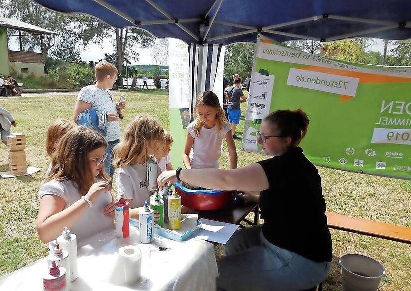 Beim Fest des Kreisjugendrings Lichtenfels im Jahr 2019 betreute Sarah eine sogenannte Farbschleuder, an der Kinder ein kreatives Bild gestalten konnten, indem Farbe auf ein sich drehendes Blatt getropft wird.