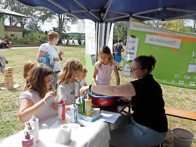 Beim Fest des Kreisjugendrings Lichtenfels im Jahr 2019 betreute Sarah eine sogenannte Farbschleuder, an der Kinder ein kreatives Bild gestalten konnten, indem Farbe auf ein sich drehendes Blatt getropft wird.