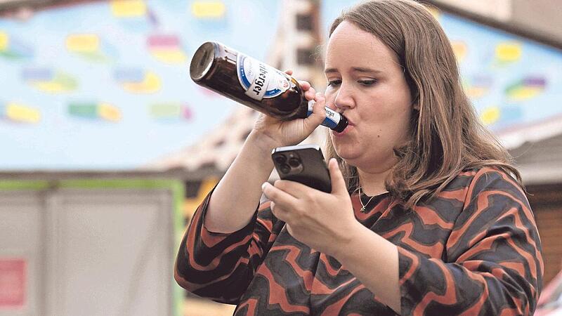 Grünen-Chefin Ricarda Lang trinkt auf der Wahlparty ihrer Partei ein Bier. So weit, so unspektakulär – aber „soziale“ Medien funktionieren anders.    Grünen-Chefin Ricarda Lang trinkt auf der Wahlparty ihrer Partei ein Bier. So weit, so unspektakulär – aber „soziale“ Medien funktionieren anders.   