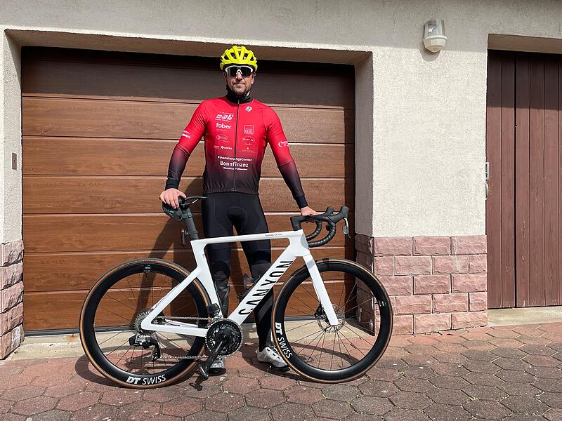 Dominik Renninger mit seinem Rennrad.