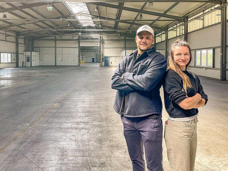 Eine riesige Halle und gro&szlig;e Pl&auml;ne: Maximilian Kirchner und Anna-Carina H&auml;usler bringen den Padel Sport in den Aischgrund. Bis zum Sommer soll die erste Padel-Halle bei Gremsdorf er&ouml;ffnet werden.