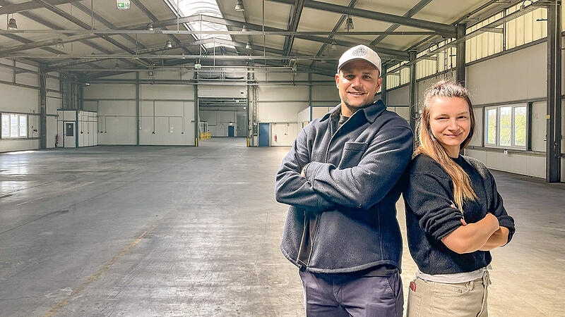Eine riesige Halle und gro&szlig;e Pl&auml;ne: Maximilian Kirchner und Anna-Carina H&auml;usler bringen den Padel Sport in den Aischgrund. Bis zum Sommer soll die erste Padel-Halle bei Gremsdorf er&ouml;ffnet werden.