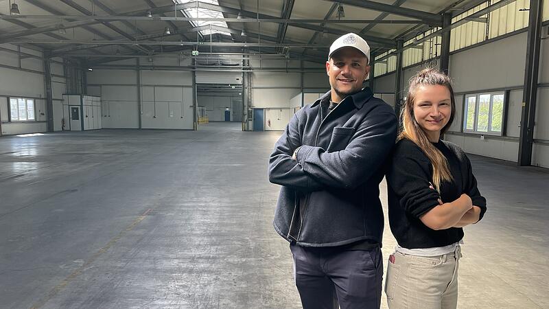 Eine riesige Halle und gro&szlig;e Pl&auml;ne: Maximilian Kirchner und Anna-Carina H&auml;usler bringen den Padel Sport in den Aischgrund. Bis zum Sommer soll die erste Padel-Halle bei Gremsdorf er&ouml;ffnet werden.