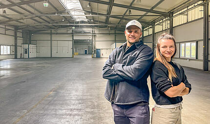 Eine riesige Halle und gro&szlig;e Pl&auml;ne: Maximilian Kirchner und Anna-Carina H&auml;usler bringen den Padel Sport in den Aischgrund. Bis zum Sommer soll die erste Padel-Halle bei Gremsdorf er&ouml;ffnet werden.