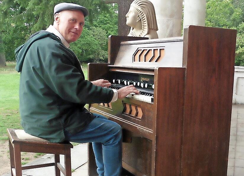 Adelbert Heil musiziert auf dem Deschner&rsquo;schen Harmonium vor der Sphinx.