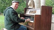 Adelbert Heil musiziert auf dem Deschner&rsquo;schen Harmonium vor der Sphinx.