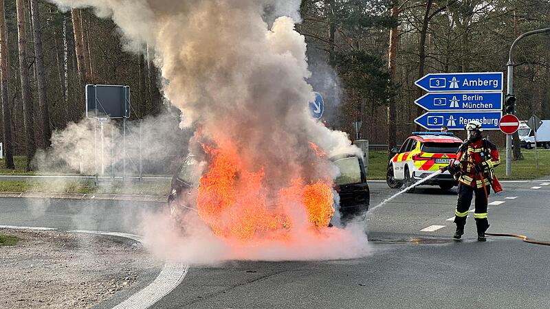 Bei Heroldsberg brannte ein Auto ab Bei Heroldsberg brannte ein Auto ab