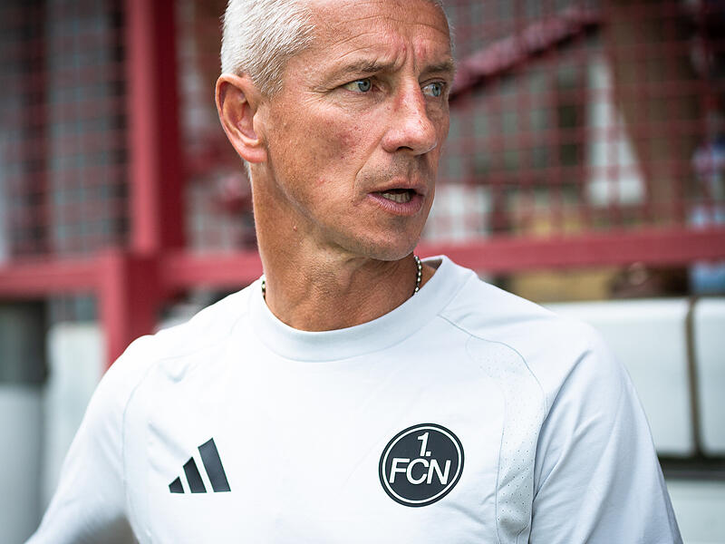Zog alle Blicke auf sich: Nürnbergs U19-Trainer Marek Mintal beim Testspiel gegen den FSV Erlangen-Bruck in Weilersbach. Zog alle Blicke auf sich: Nürnbergs U19-Trainer Marek Mintal beim Testspiel gegen den FSV Erlangen-Bruck in Weilersbach.