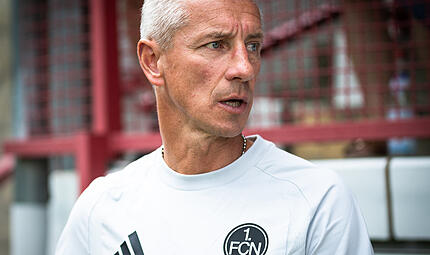 Zog alle Blicke auf sich: Nürnbergs U19-Trainer Marek Mintal beim Testspiel gegen den FSV Erlangen-Bruck in Weilersbach. Zog alle Blicke auf sich: Nürnbergs U19-Trainer Marek Mintal beim Testspiel gegen den FSV Erlangen-Bruck in Weilersbach.