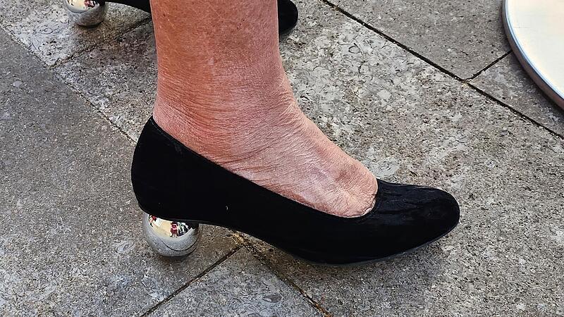Die ausgefallensten Schuhe trug Bezirksrätin Karin Renner – Kugeln als Absatz. „Sie sind verblüffend bequem“, sagt sie. Die ausgefallensten Schuhe trug Bezirksrätin Karin Renner – Kugeln als Absatz. „Sie sind verblüffend bequem“, sagt sie.