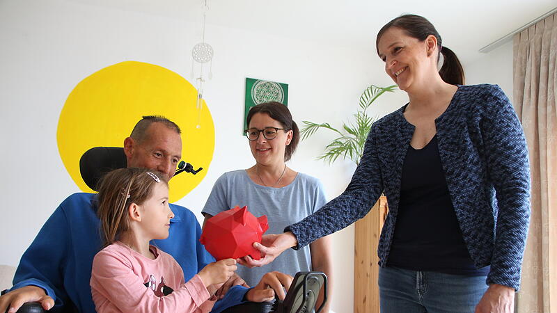 Oliver Gruhn und seine Frau Nina G&auml;hde-Gruhn mit gemeinsamer Tochter Sia-Lia und Jessica Nickel von &bdquo;Franken helfen Franken&ldquo; (rechts).