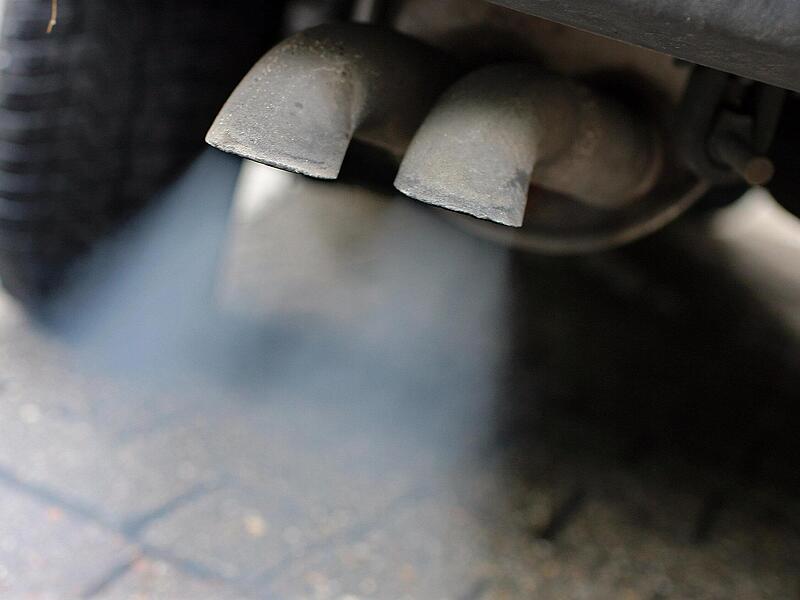 Abgase strömen am 03.11.2009 in Leipzig (Sachsen) aus dem Auspuff eines Autos mit Dieselmotor. Einige Autoabgase schädigen die Gesundheit, andere das Klima oder die Natur.