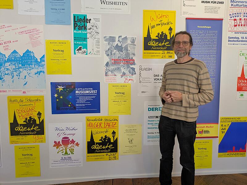 Museumsleiter Nicolas Zenzen hat die Ausstellung Die M&uuml;nnerstadt-Macher im Hennebergmuseum zum Jubil&auml;um der Museumsfreunde organisiert.